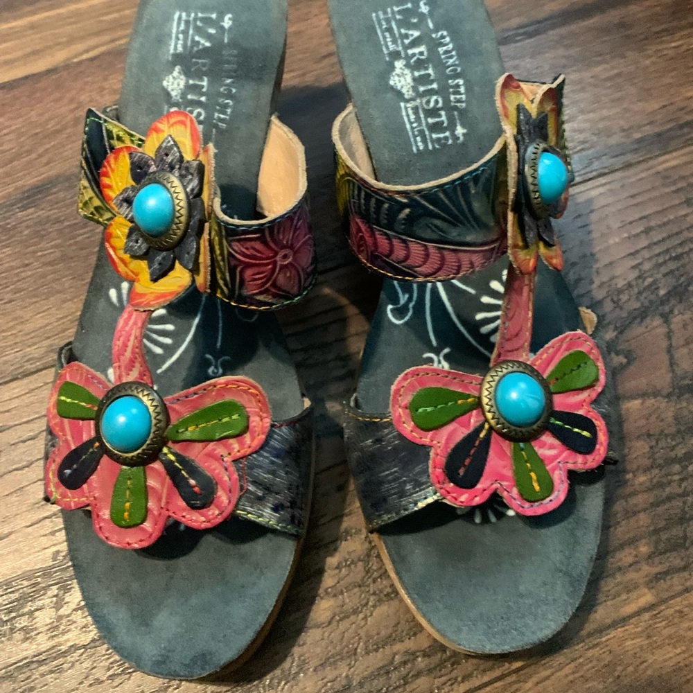 Colorful fun sandals with heel by L’artiste